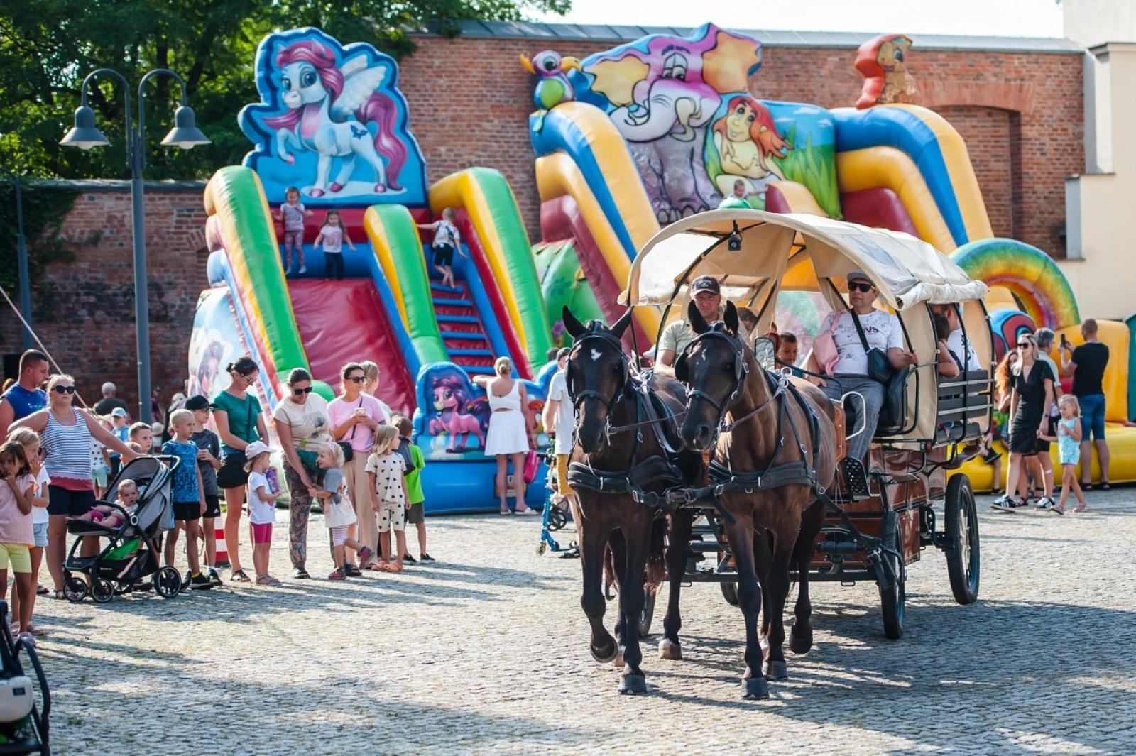 Zdjęcie w galerii na portalu naszraciborz.pl: Wielki finał Wakacji w siodle na Zamku Piastowskim. Tłumy na dziedzińcu [FOTO i WIDEO] wiadomości z regionu
