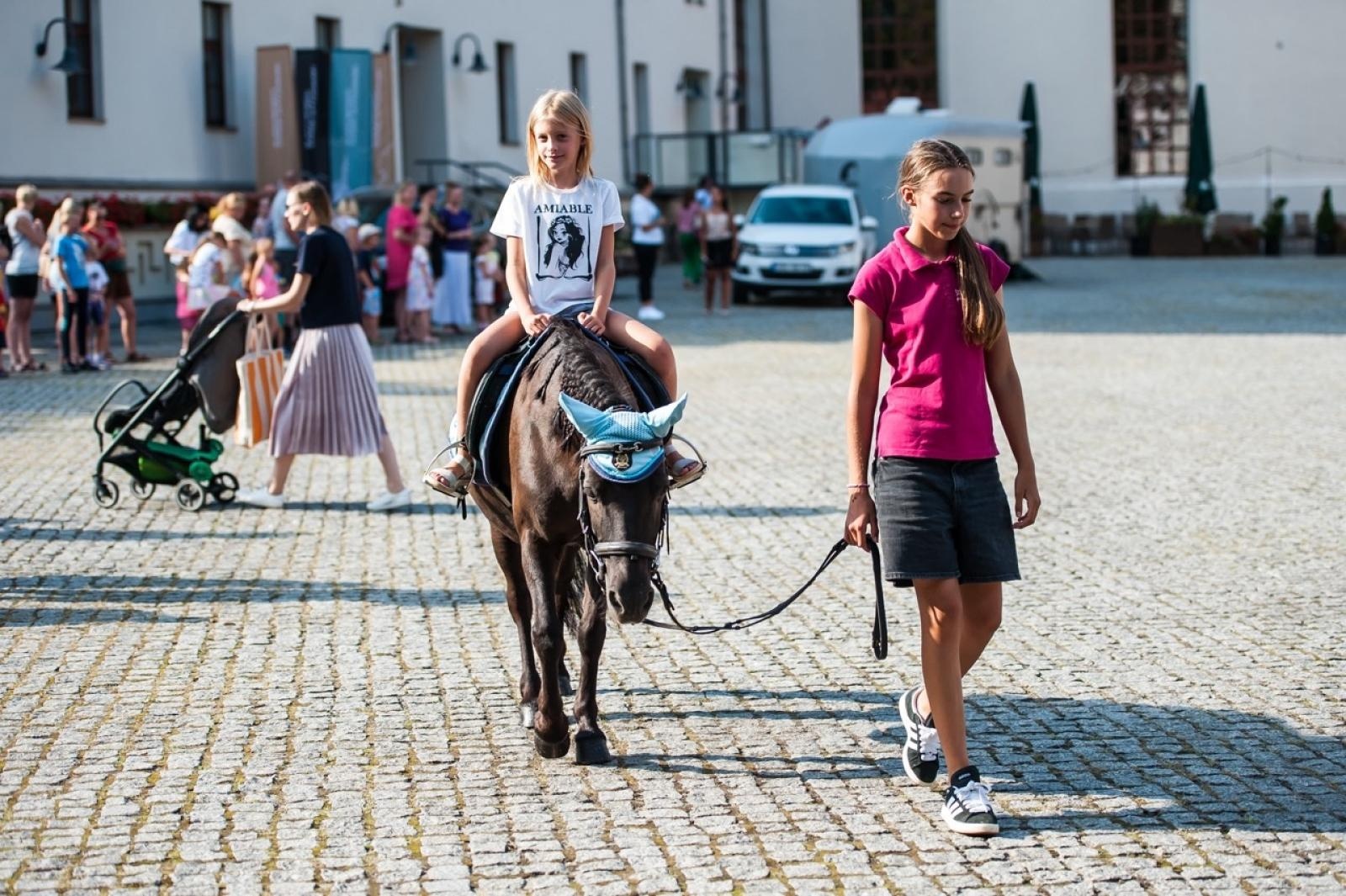 Zdjęcie w galerii na portalu naszraciborz.pl: Wielki finał Wakacji w siodle na Zamku Piastowskim. Tłumy na dziedzińcu [FOTO i WIDEO] wiadomości z regionu