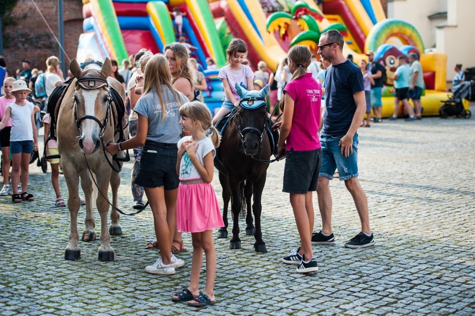 Zdjęcie w galerii na portalu naszraciborz.pl: Wielki finał Wakacji w siodle na Zamku Piastowskim. Tłumy na dziedzińcu [FOTO i WIDEO] wiadomości z regionu