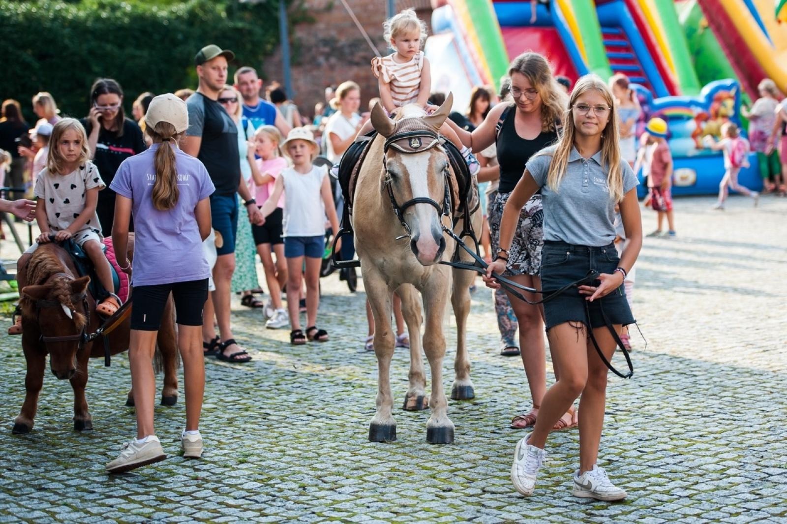 Zdjęcie w galerii na portalu naszraciborz.pl: Wielki finał Wakacji w siodle na Zamku Piastowskim. Tłumy na dziedzińcu [FOTO i WIDEO] wiadomości z regionu