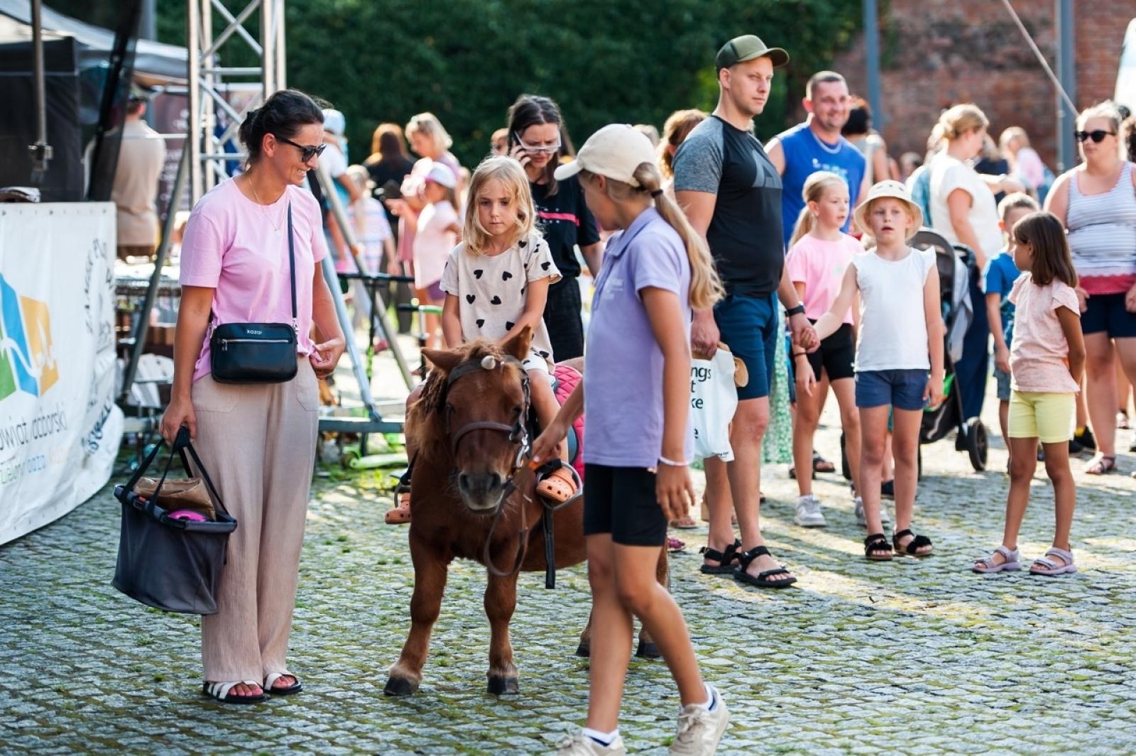 Zdjęcie w galerii na portalu naszraciborz.pl: Wielki finał Wakacji w siodle na Zamku Piastowskim. Tłumy na dziedzińcu [FOTO i WIDEO] wiadomości z regionu