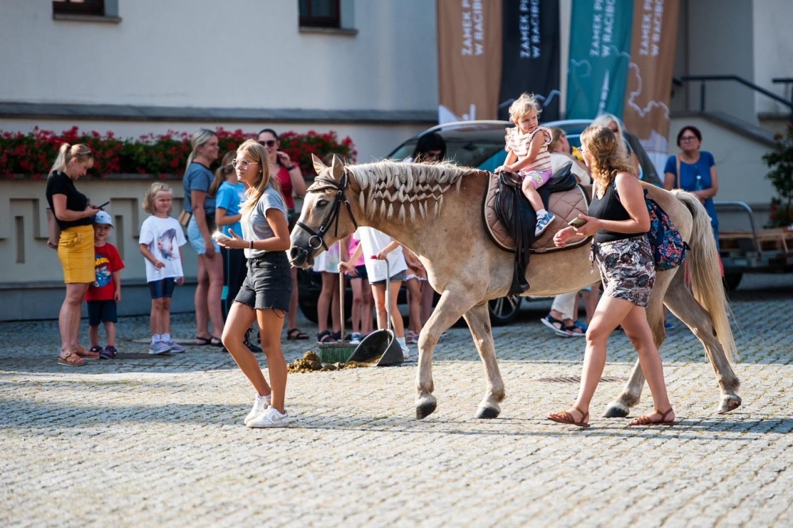 Zdjęcie w galerii na portalu naszraciborz.pl: Wielki finał Wakacji w siodle na Zamku Piastowskim. Tłumy na dziedzińcu [FOTO i WIDEO] wiadomości z regionu