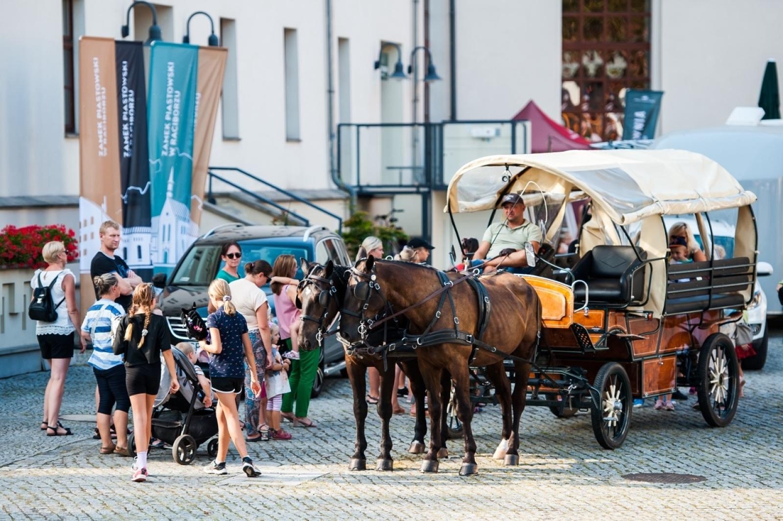 Zdjęcie w galerii na portalu naszraciborz.pl: Wielki finał Wakacji w siodle na Zamku Piastowskim. Tłumy na dziedzińcu [FOTO i WIDEO] wiadomości z regionu