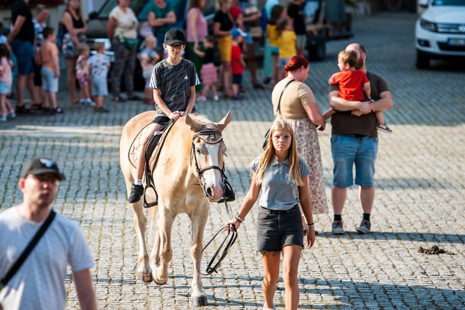 Zdjęcie w galerii na portalu naszraciborz.pl: Wielki finał Wakacji w siodle na Zamku Piastowskim. Tłumy na dziedzińcu [FOTO i WIDEO] wiadomości z regionu