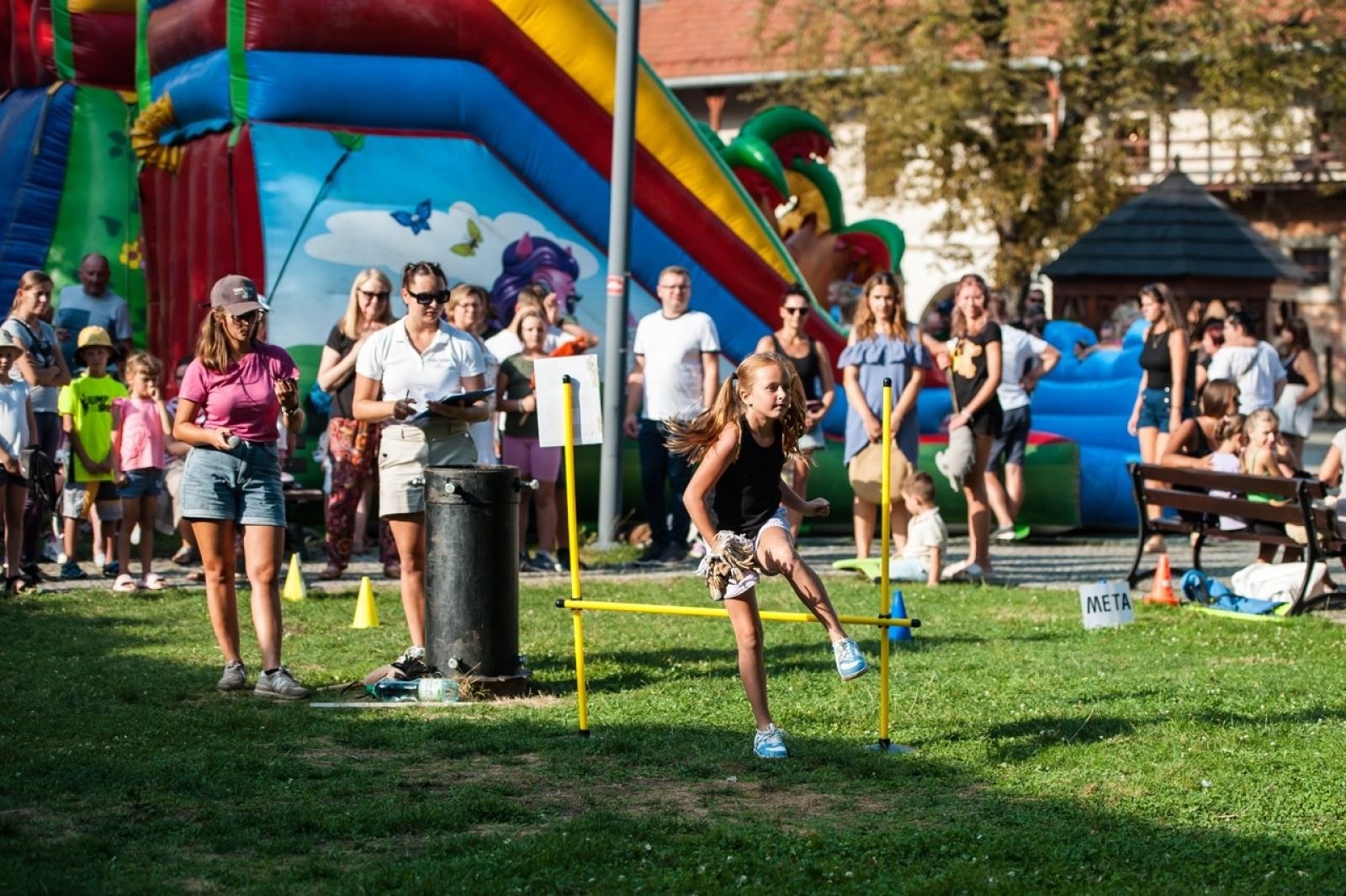 Zdjęcie w galerii na portalu naszraciborz.pl: Wielki finał Wakacji w siodle na Zamku Piastowskim. Tłumy na dziedzińcu [FOTO i WIDEO] wiadomości z regionu