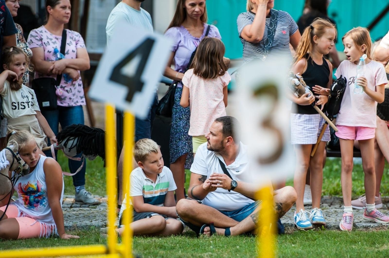 Zdjęcie w galerii na portalu naszraciborz.pl: Wielki finał Wakacji w siodle na Zamku Piastowskim. Tłumy na dziedzińcu [FOTO i WIDEO] wiadomości z regionu