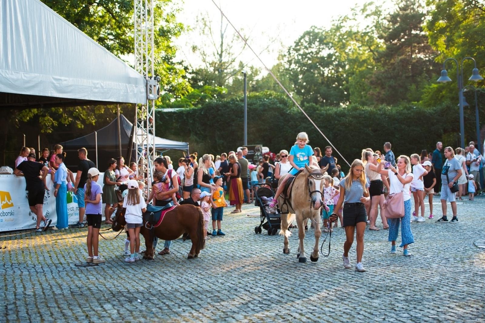 Zdjęcie w galerii na portalu naszraciborz.pl: Wielki finał Wakacji w siodle na Zamku Piastowskim. Tłumy na dziedzińcu [FOTO i WIDEO] wiadomości z regionu