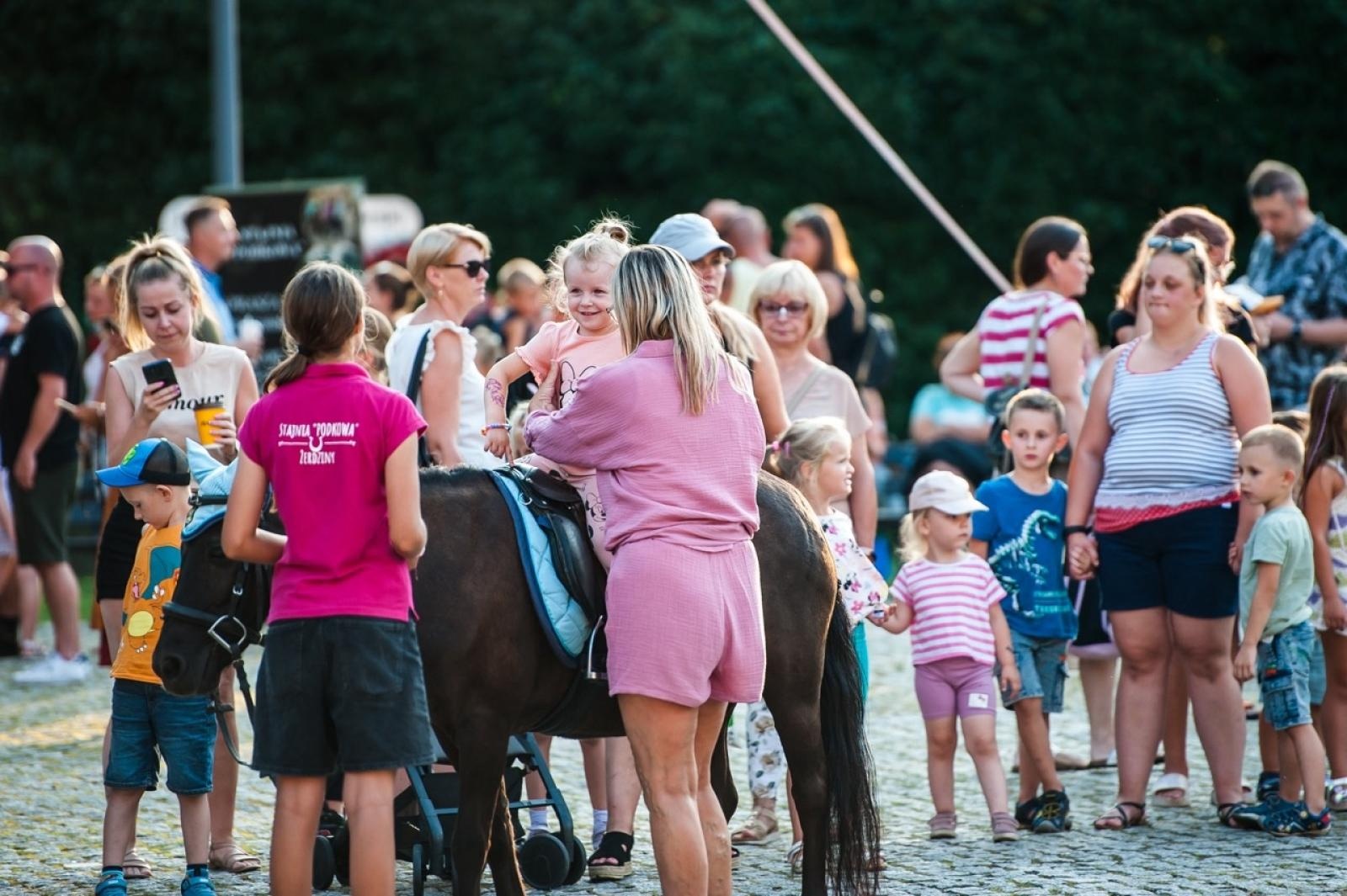 Zdjęcie w galerii na portalu naszraciborz.pl: Wielki finał Wakacji w siodle na Zamku Piastowskim. Tłumy na dziedzińcu [FOTO i WIDEO] wiadomości z regionu