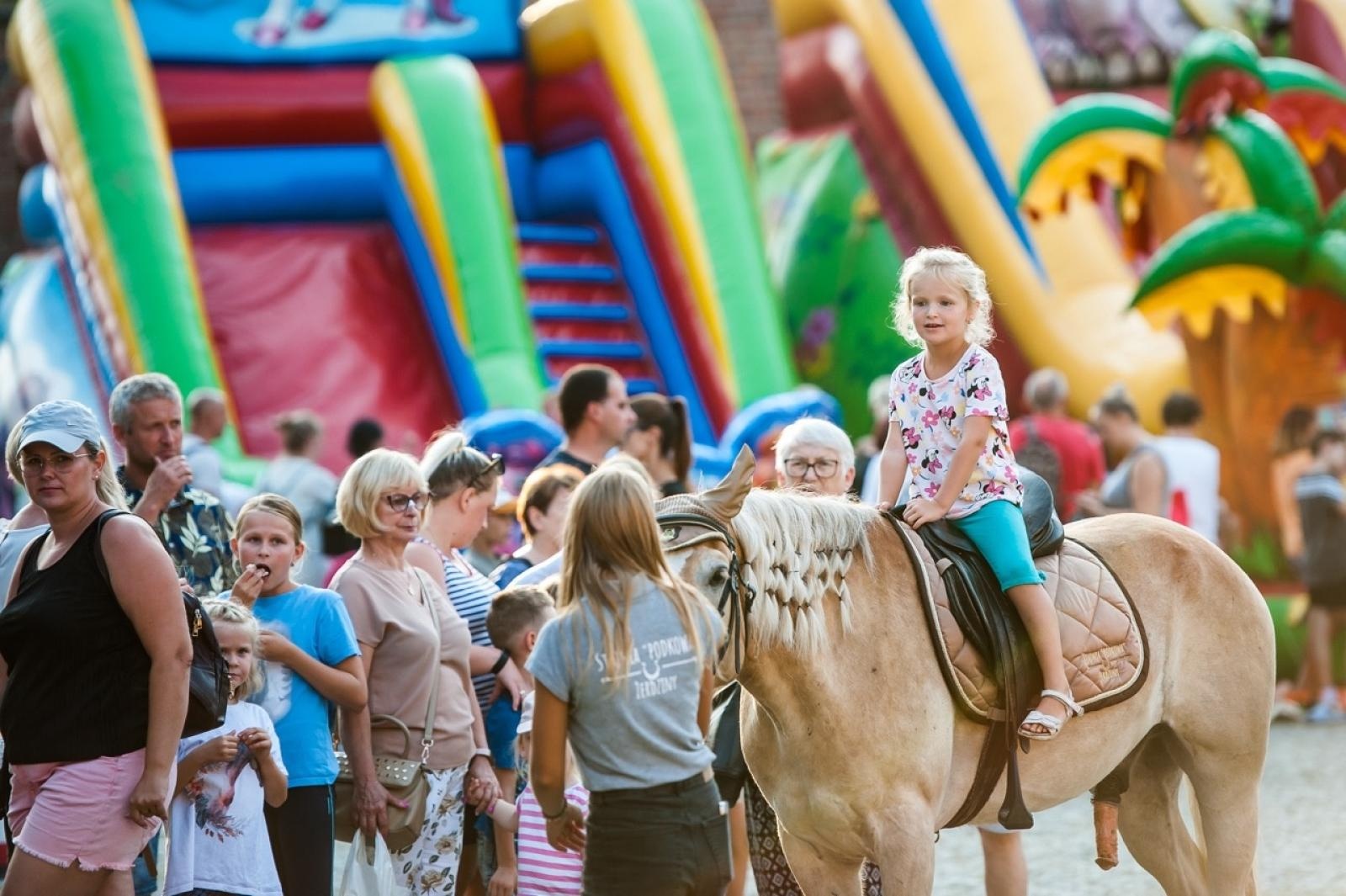 Zdjęcie w galerii na portalu naszraciborz.pl: Wielki finał Wakacji w siodle na Zamku Piastowskim. Tłumy na dziedzińcu [FOTO i WIDEO] wiadomości z regionu