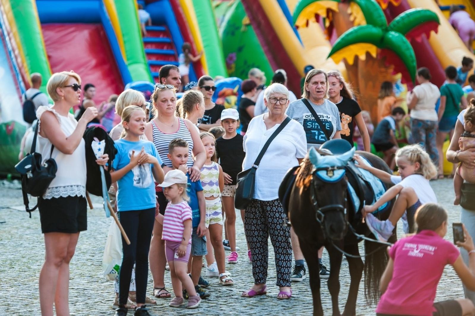 Zdjęcie w galerii na portalu naszraciborz.pl: Wielki finał Wakacji w siodle na Zamku Piastowskim. Tłumy na dziedzińcu [FOTO i WIDEO] wiadomości z regionu
