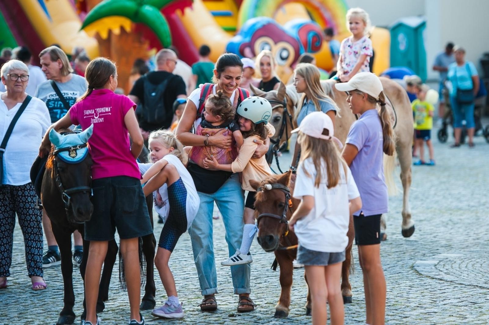 Zdjęcie w galerii na portalu naszraciborz.pl: Wielki finał Wakacji w siodle na Zamku Piastowskim. Tłumy na dziedzińcu [FOTO i WIDEO] wiadomości z regionu