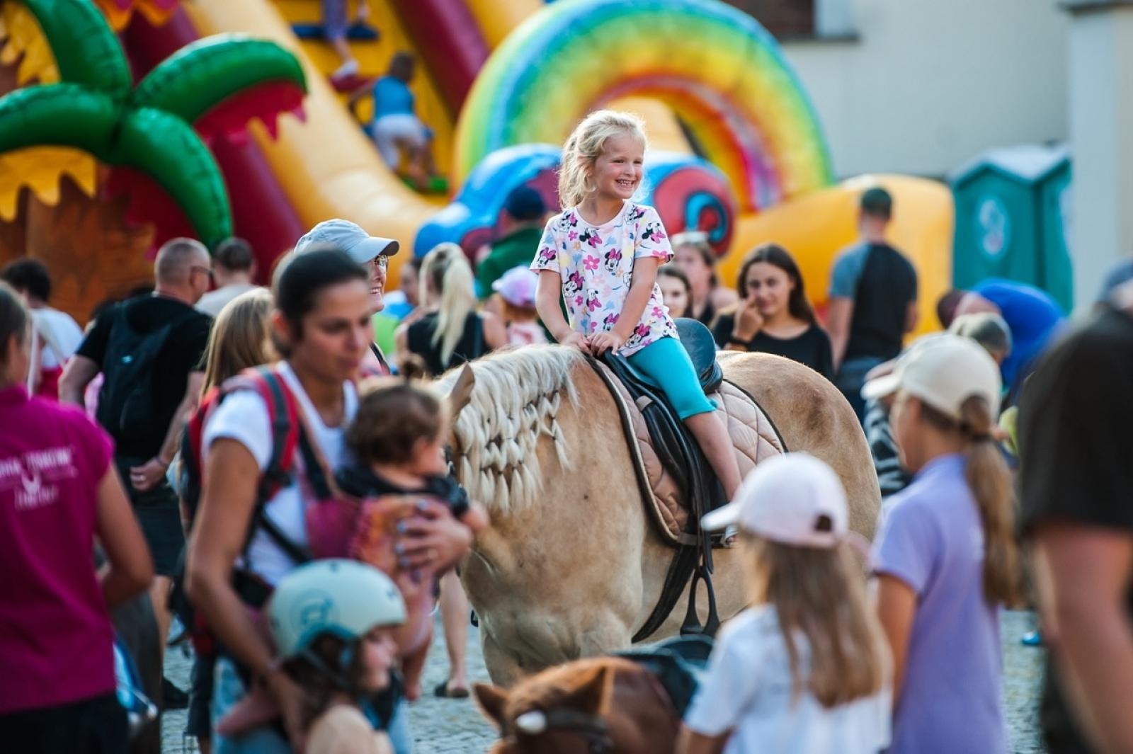 Zdjęcie w galerii na portalu naszraciborz.pl: Wielki finał Wakacji w siodle na Zamku Piastowskim. Tłumy na dziedzińcu [FOTO i WIDEO] wiadomości z regionu