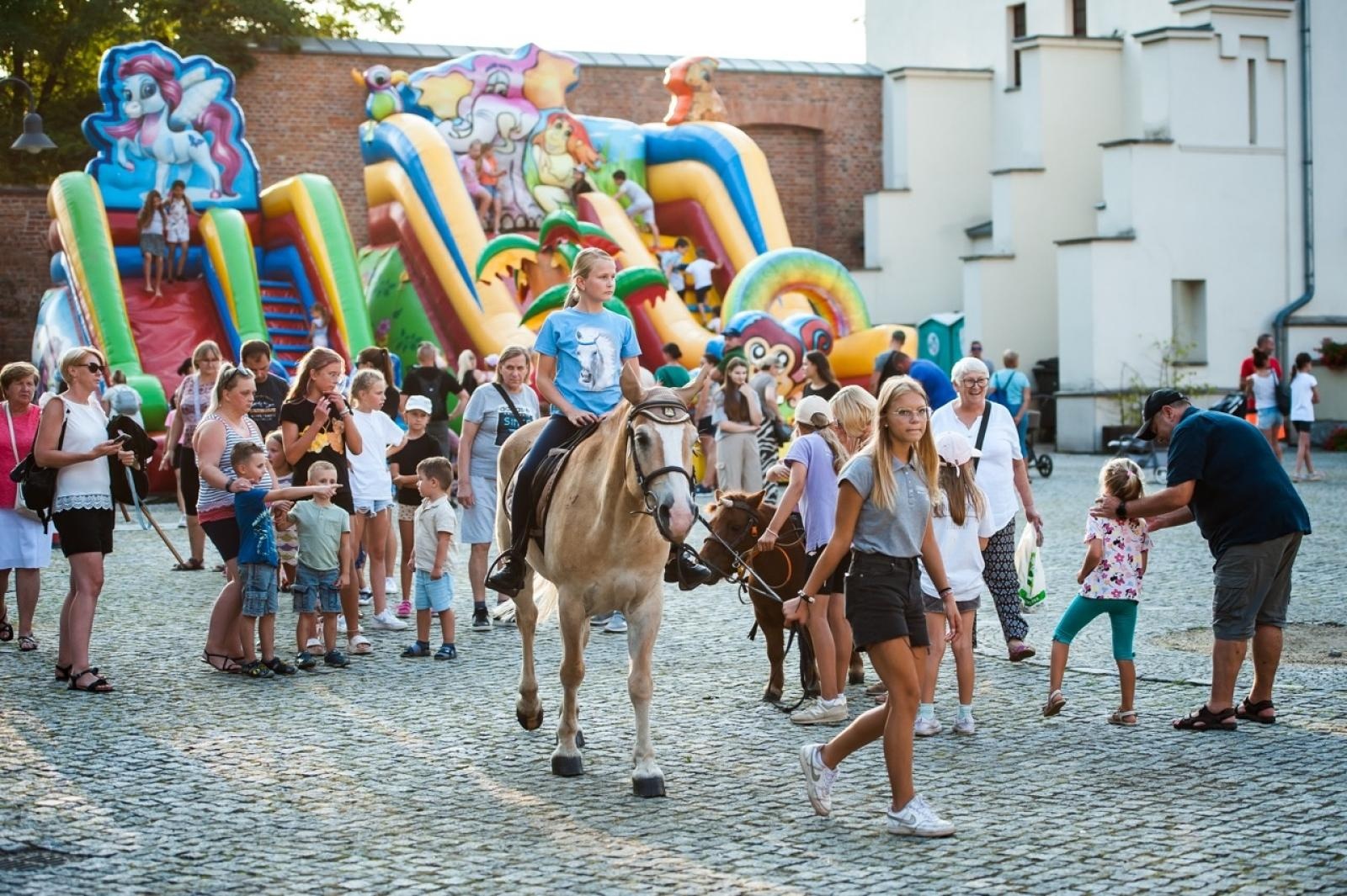 Zdjęcie w galerii na portalu naszraciborz.pl: Wielki finał Wakacji w siodle na Zamku Piastowskim. Tłumy na dziedzińcu [FOTO i WIDEO] wiadomości z regionu