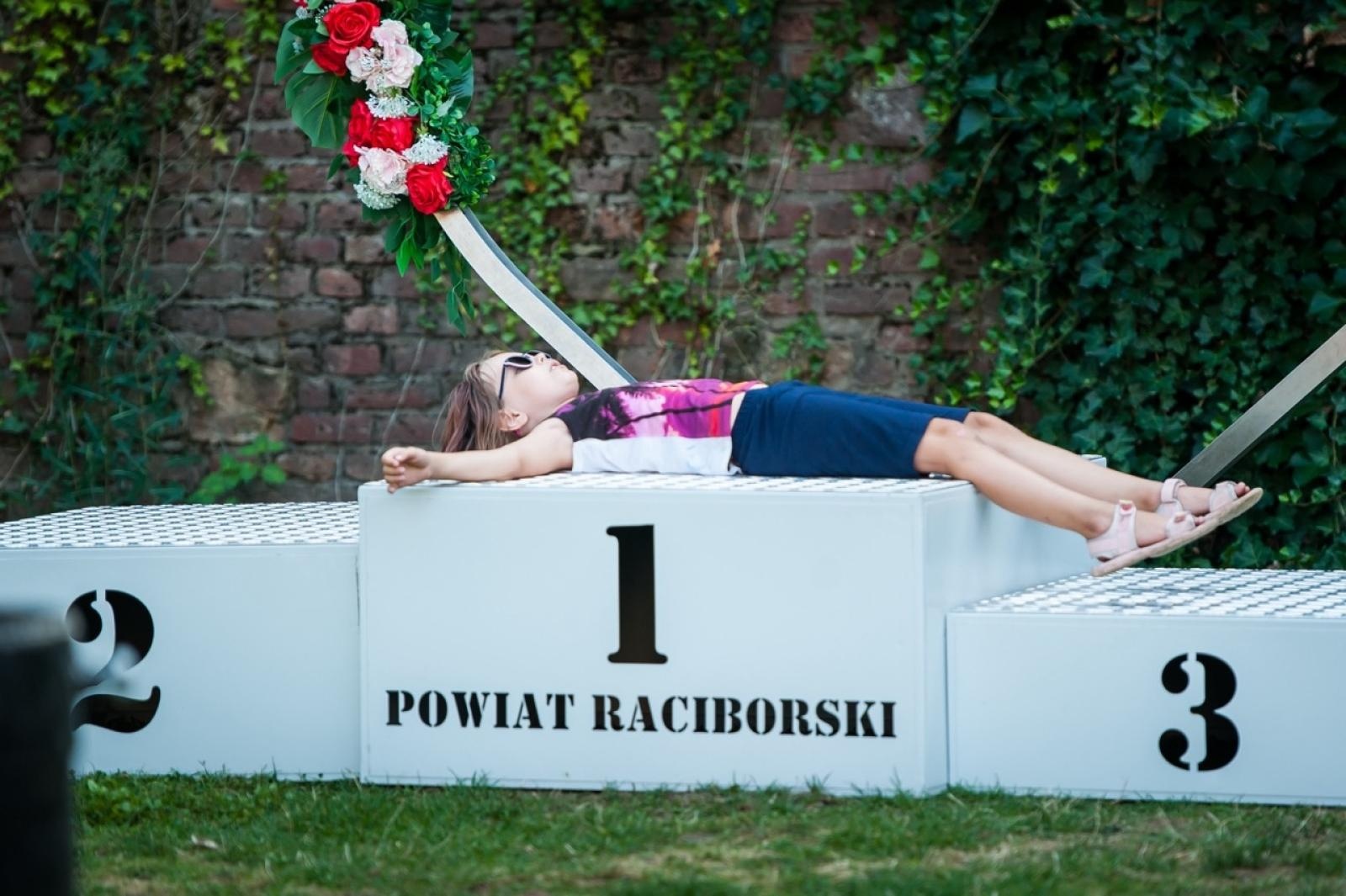 Zdjęcie w galerii na portalu naszraciborz.pl: Wielki finał Wakacji w siodle na Zamku Piastowskim. Tłumy na dziedzińcu [FOTO i WIDEO] wiadomości z regionu