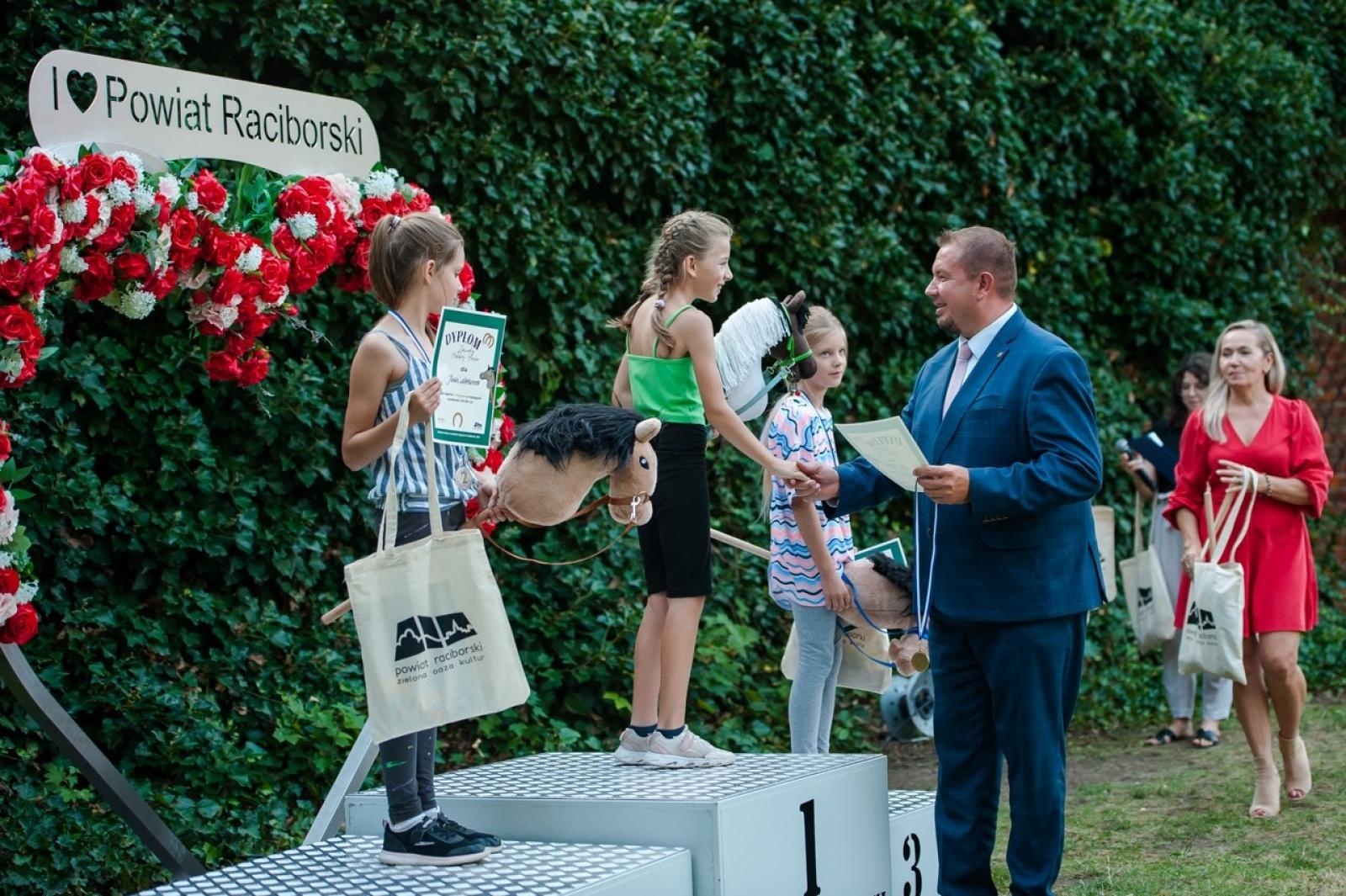 Zdjęcie w galerii na portalu naszraciborz.pl: Wielki finał Wakacji w siodle na Zamku Piastowskim. Tłumy na dziedzińcu [FOTO i WIDEO] wiadomości z regionu