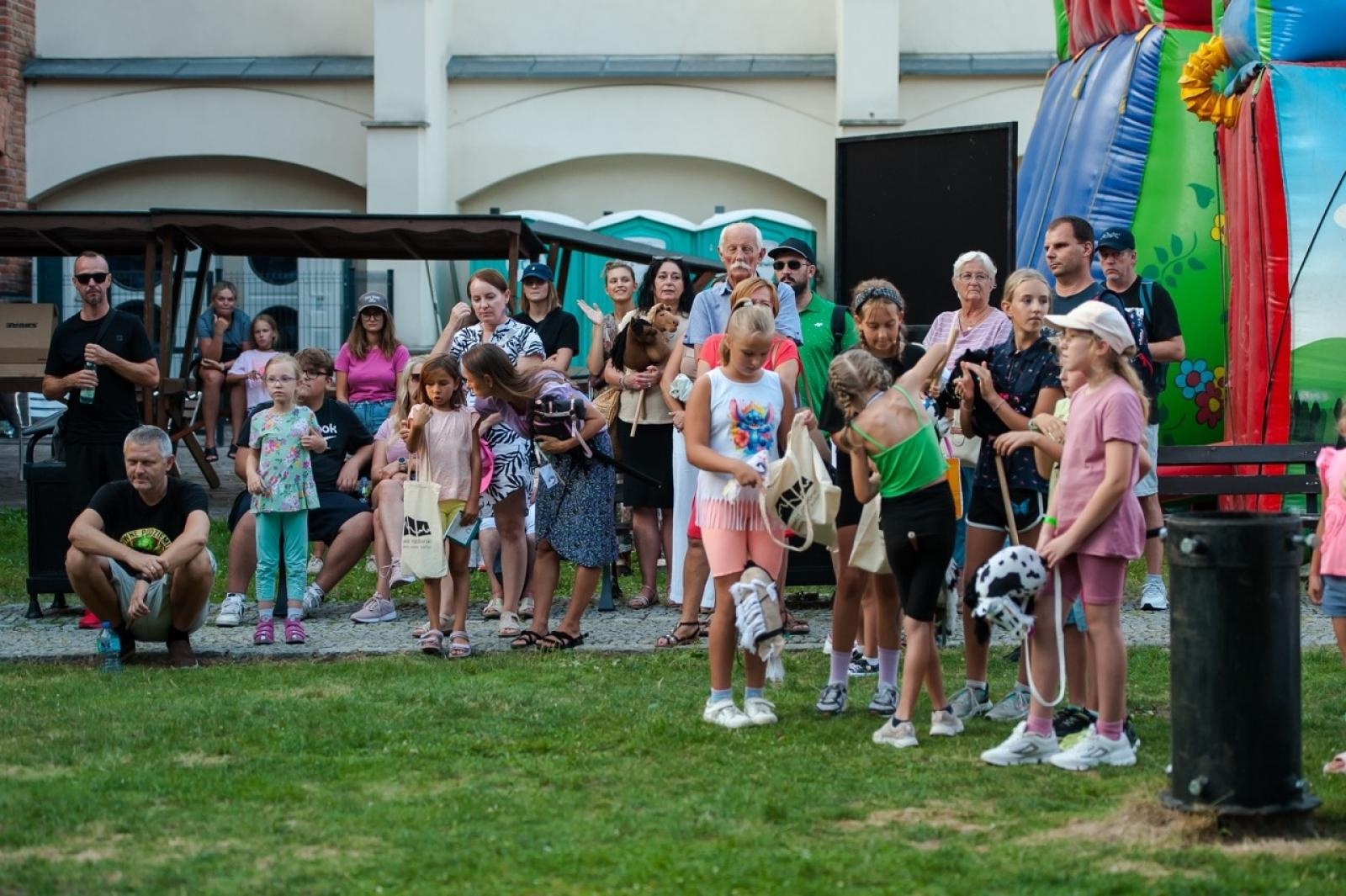Zdjęcie w galerii na portalu naszraciborz.pl: Wielki finał Wakacji w siodle na Zamku Piastowskim. Tłumy na dziedzińcu [FOTO i WIDEO] wiadomości z regionu