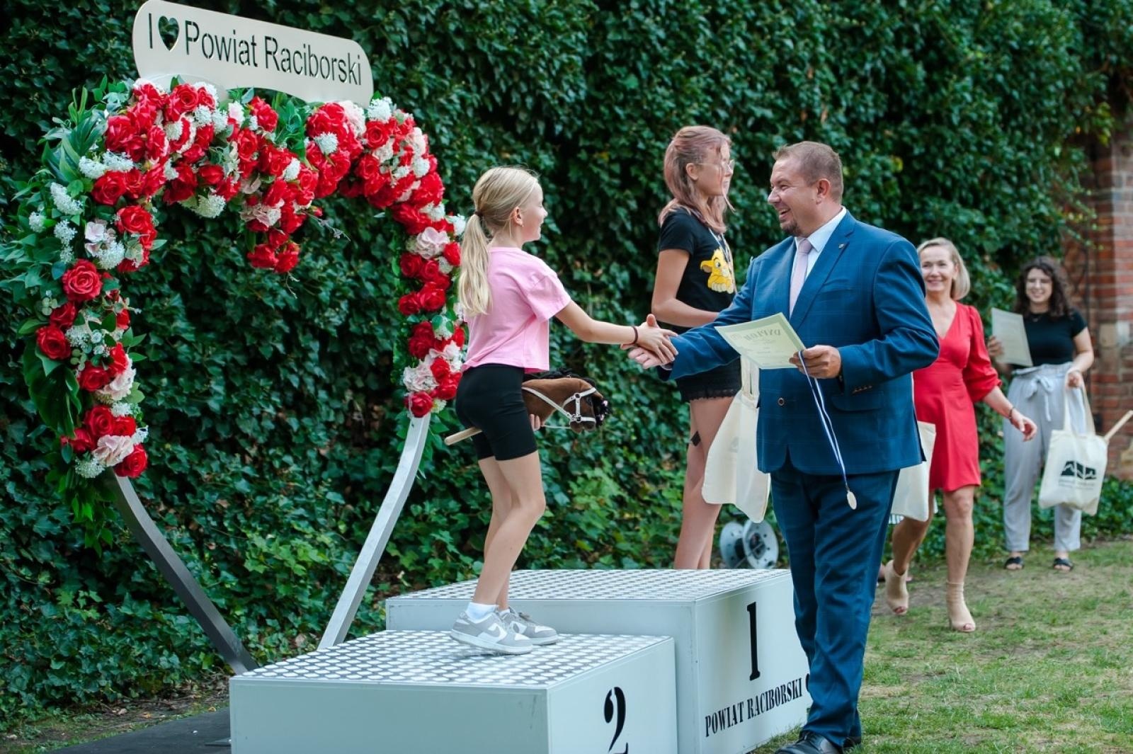Zdjęcie w galerii na portalu naszraciborz.pl: Wielki finał Wakacji w siodle na Zamku Piastowskim. Tłumy na dziedzińcu [FOTO i WIDEO] wiadomości z regionu
