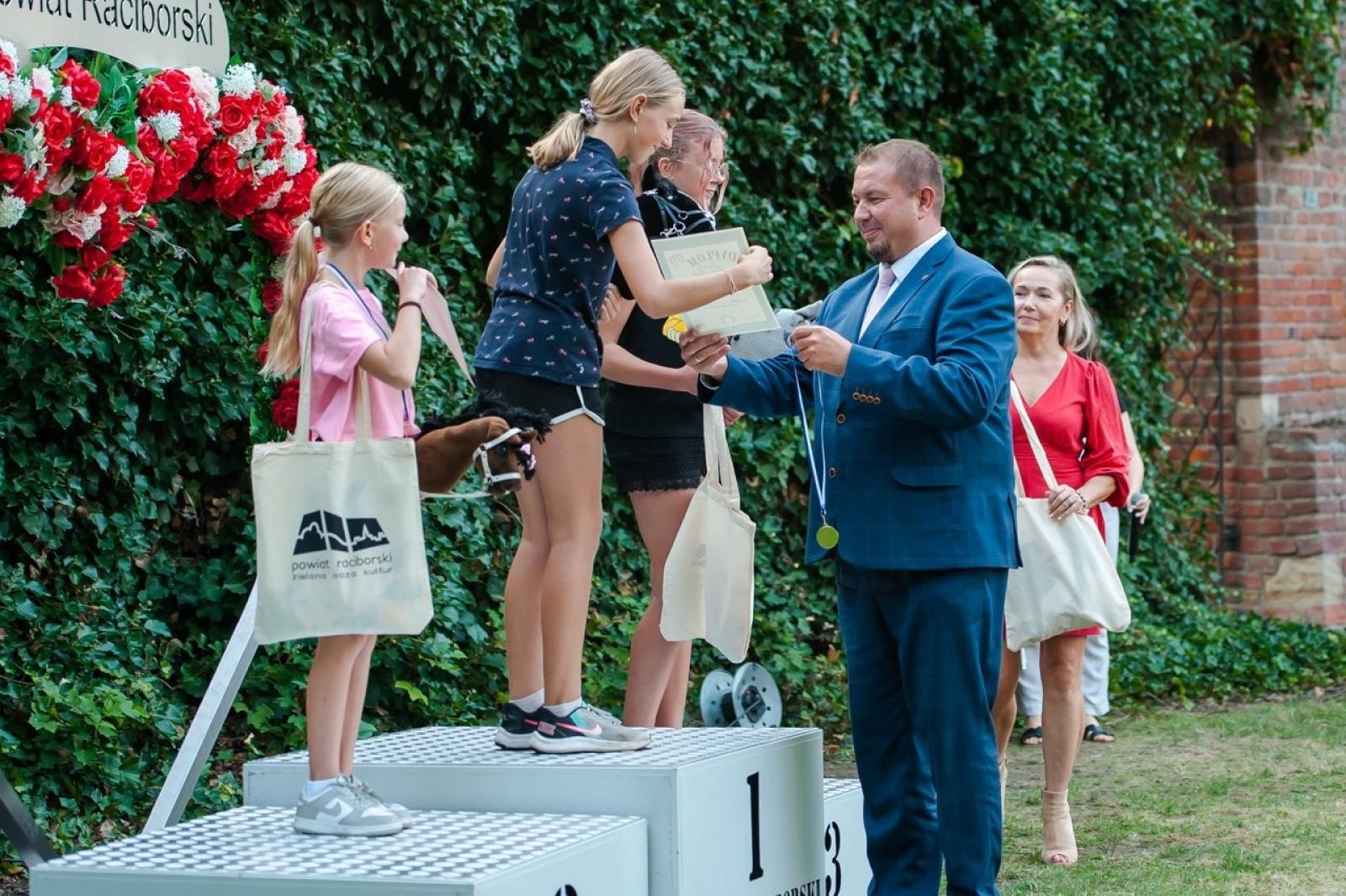 Zdjęcie w galerii na portalu naszraciborz.pl: Wielki finał Wakacji w siodle na Zamku Piastowskim. Tłumy na dziedzińcu [FOTO i WIDEO] wiadomości z regionu