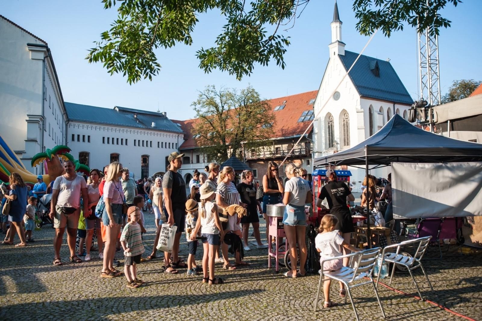Zdjęcie w galerii na portalu naszraciborz.pl: Wielki finał Wakacji w siodle na Zamku Piastowskim. Tłumy na dziedzińcu [FOTO i WIDEO] wiadomości z regionu
