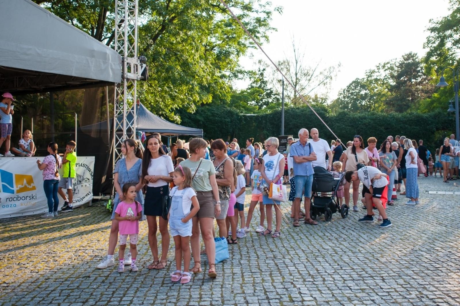 Zdjęcie w galerii na portalu naszraciborz.pl: Wielki finał Wakacji w siodle na Zamku Piastowskim. Tłumy na dziedzińcu [FOTO i WIDEO] wiadomości z regionu