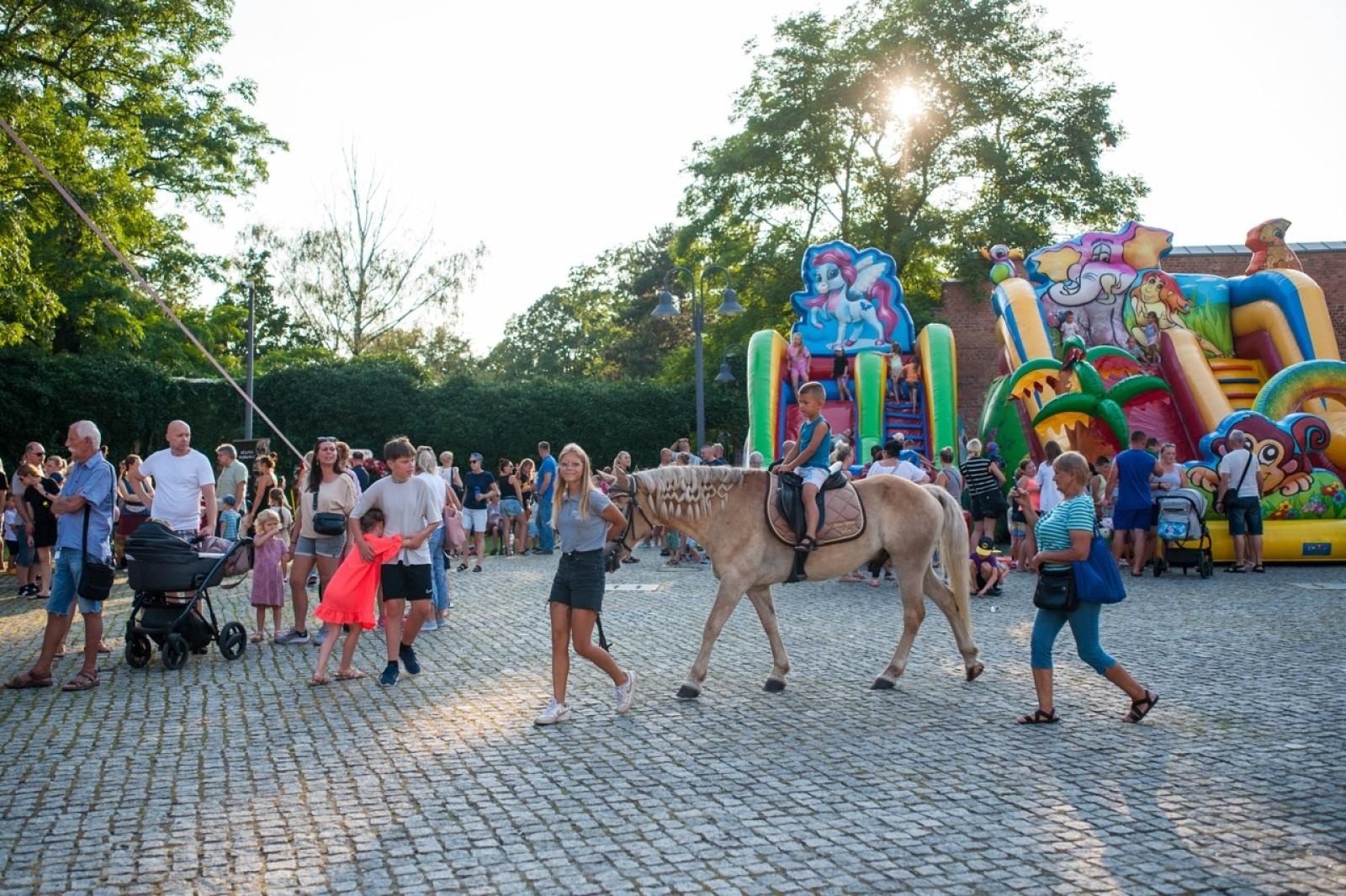 Zdjęcie w galerii na portalu naszraciborz.pl: Wielki finał Wakacji w siodle na Zamku Piastowskim. Tłumy na dziedzińcu [FOTO i WIDEO] wiadomości z regionu