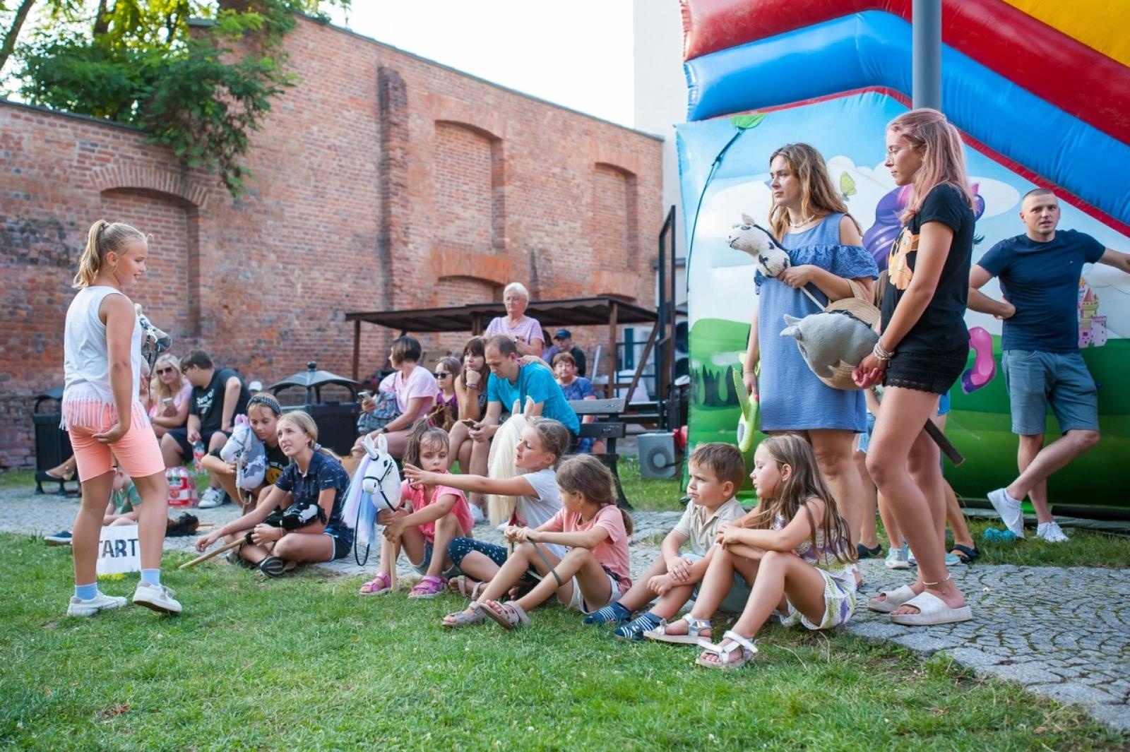 Zdjęcie w galerii na portalu naszraciborz.pl: Wielki finał Wakacji w siodle na Zamku Piastowskim. Tłumy na dziedzińcu [FOTO i WIDEO] wiadomości z regionu