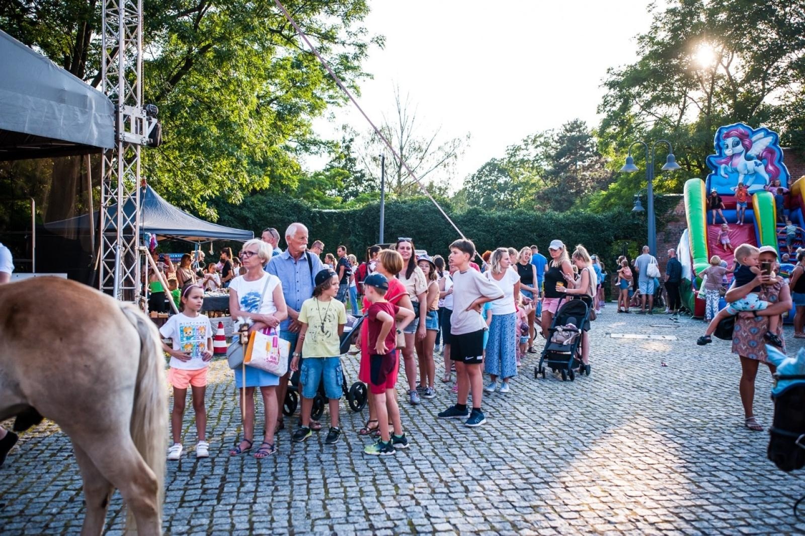 Zdjęcie w galerii na portalu naszraciborz.pl: Wielki finał Wakacji w siodle na Zamku Piastowskim. Tłumy na dziedzińcu [FOTO i WIDEO] wiadomości z regionu