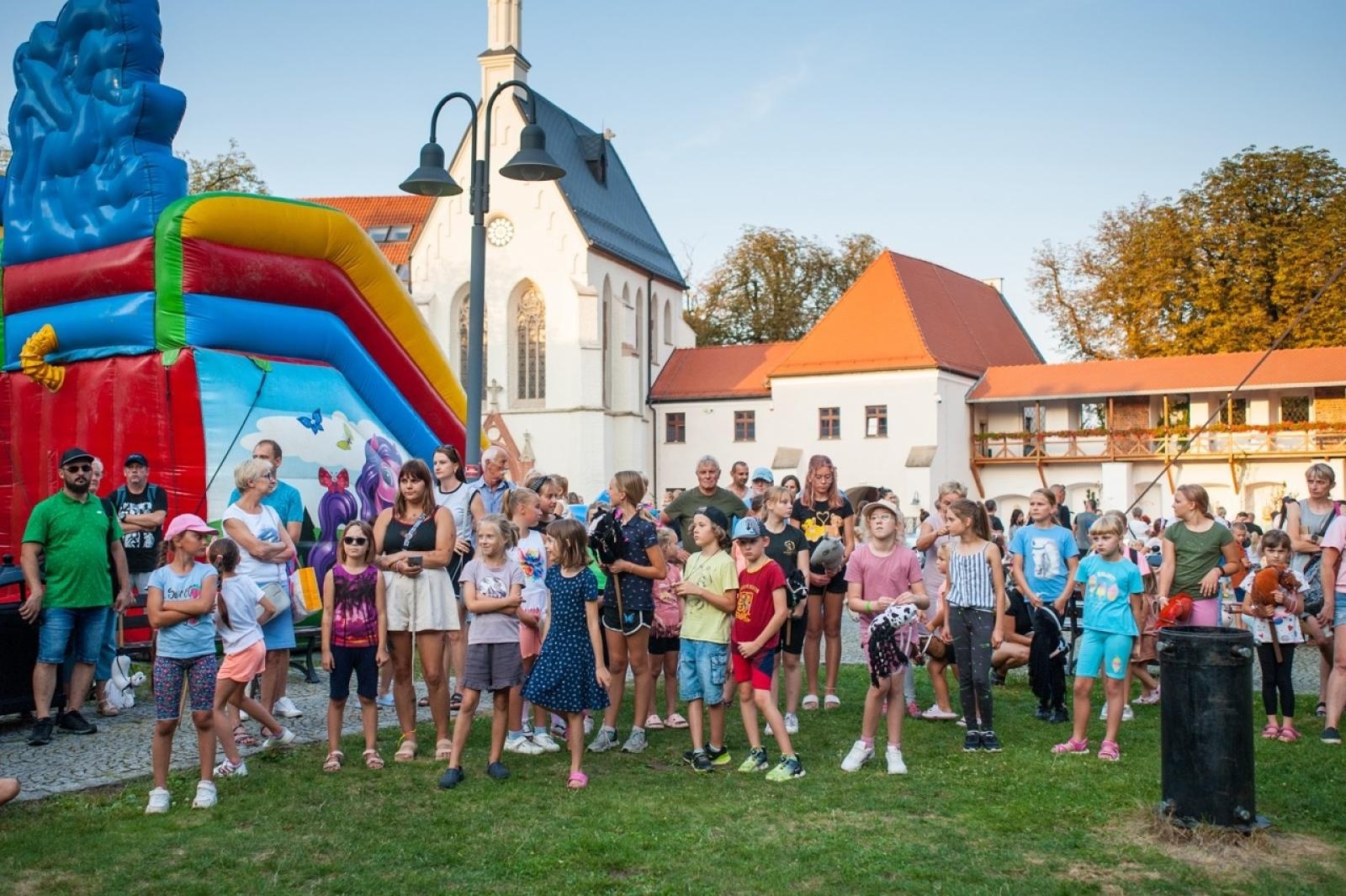 Zdjęcie w galerii na portalu naszraciborz.pl: Wielki finał Wakacji w siodle na Zamku Piastowskim. Tłumy na dziedzińcu [FOTO i WIDEO] wiadomości z regionu