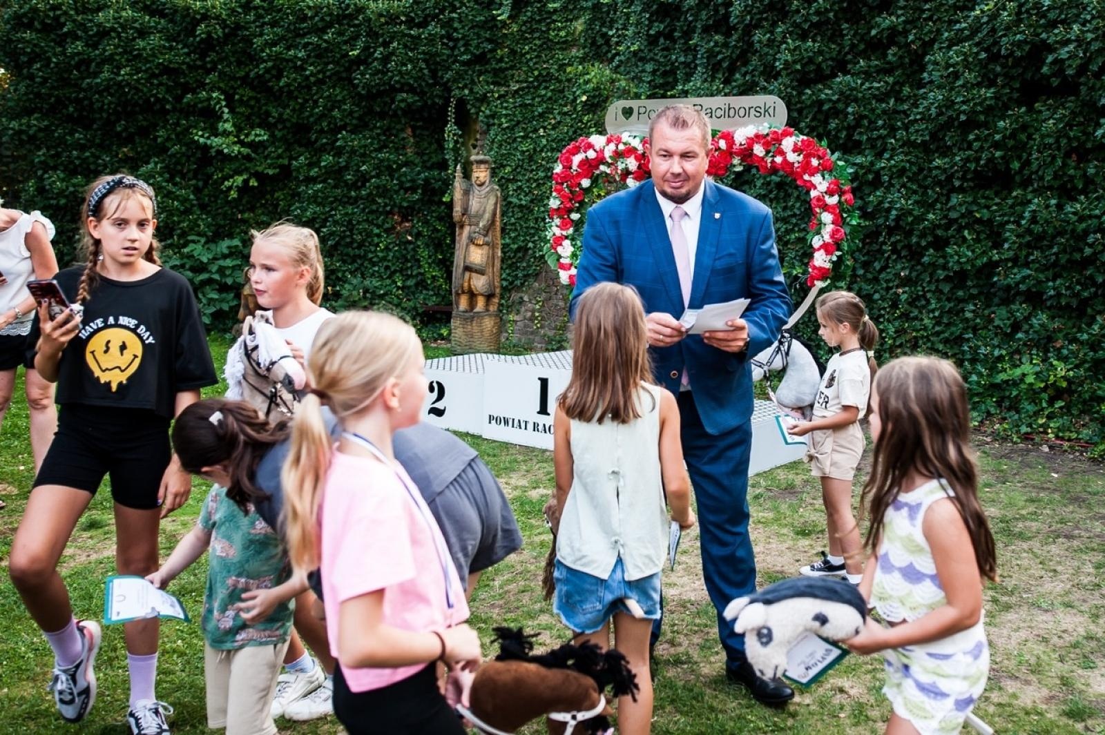 Zdjęcie w galerii na portalu naszraciborz.pl: Wielki finał Wakacji w siodle na Zamku Piastowskim. Tłumy na dziedzińcu [FOTO i WIDEO] wiadomości z regionu