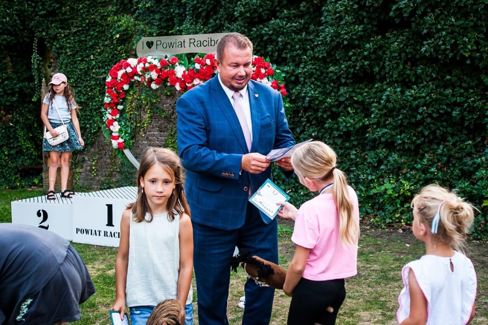 Zdjęcie w galerii na portalu naszraciborz.pl: Wielki finał Wakacji w siodle na Zamku Piastowskim. Tłumy na dziedzińcu [FOTO i WIDEO] wiadomości z regionu