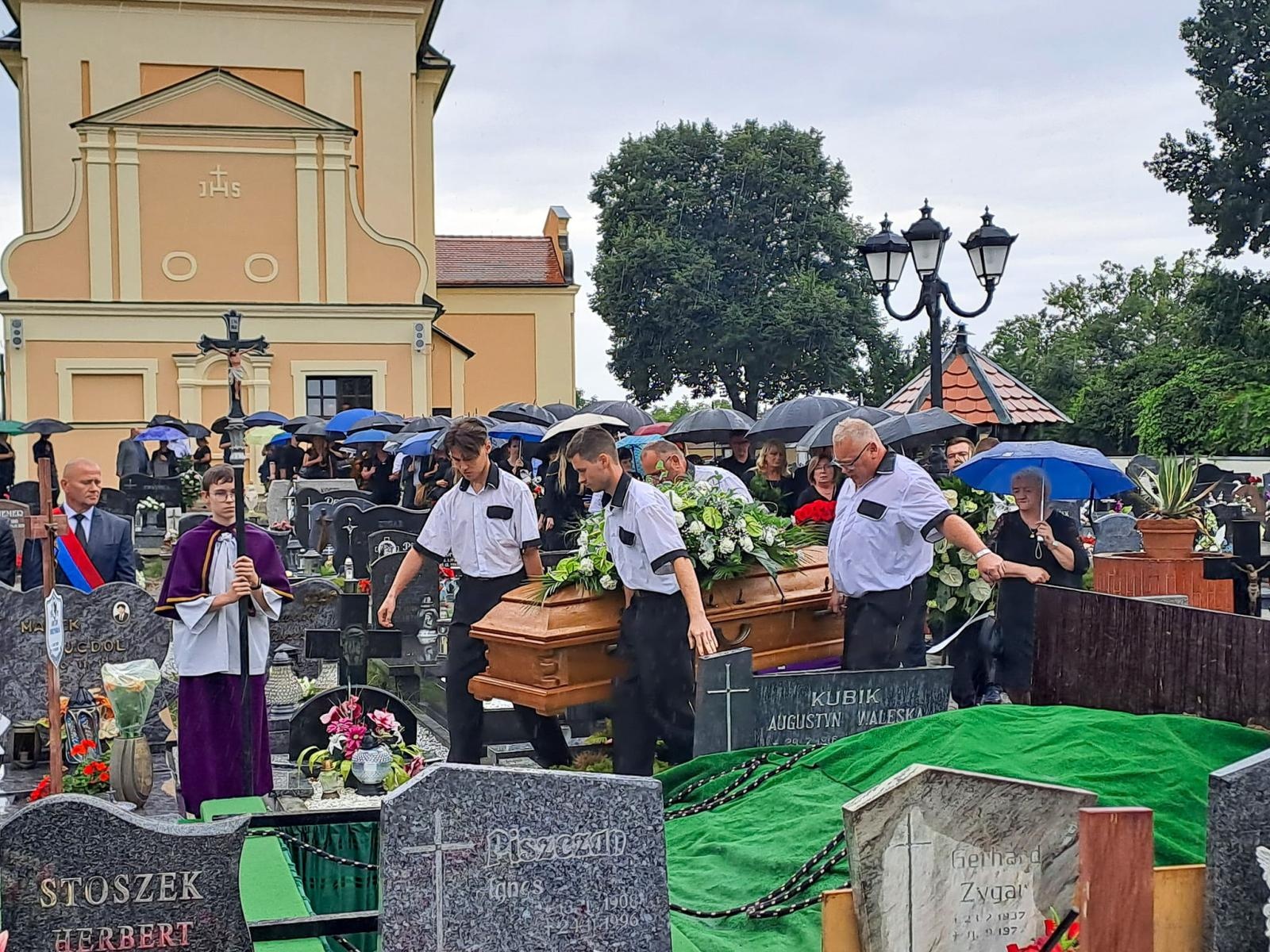 Zdjęcie w galerii na portalu naszraciborz.pl: Ostatnie pożegnanie Artura Krzykały – samorządowca, działacza na rzecz środowiska niepełnosprawnych, pasjonata futbolu [WIDEO] wiadomości z regionu