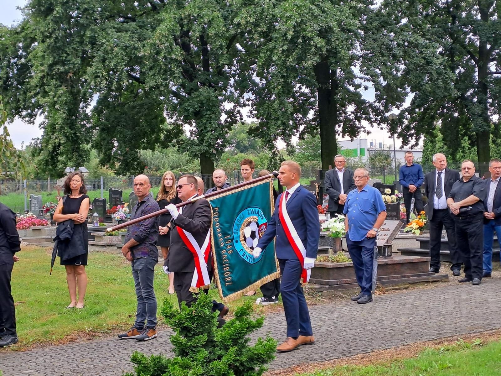 Zdjęcie w galerii na portalu naszraciborz.pl: Ostatnie pożegnanie Artura Krzykały – samorządowca, działacza na rzecz środowiska niepełnosprawnych, pasjonata futbolu [WIDEO] wiadomości z regionu