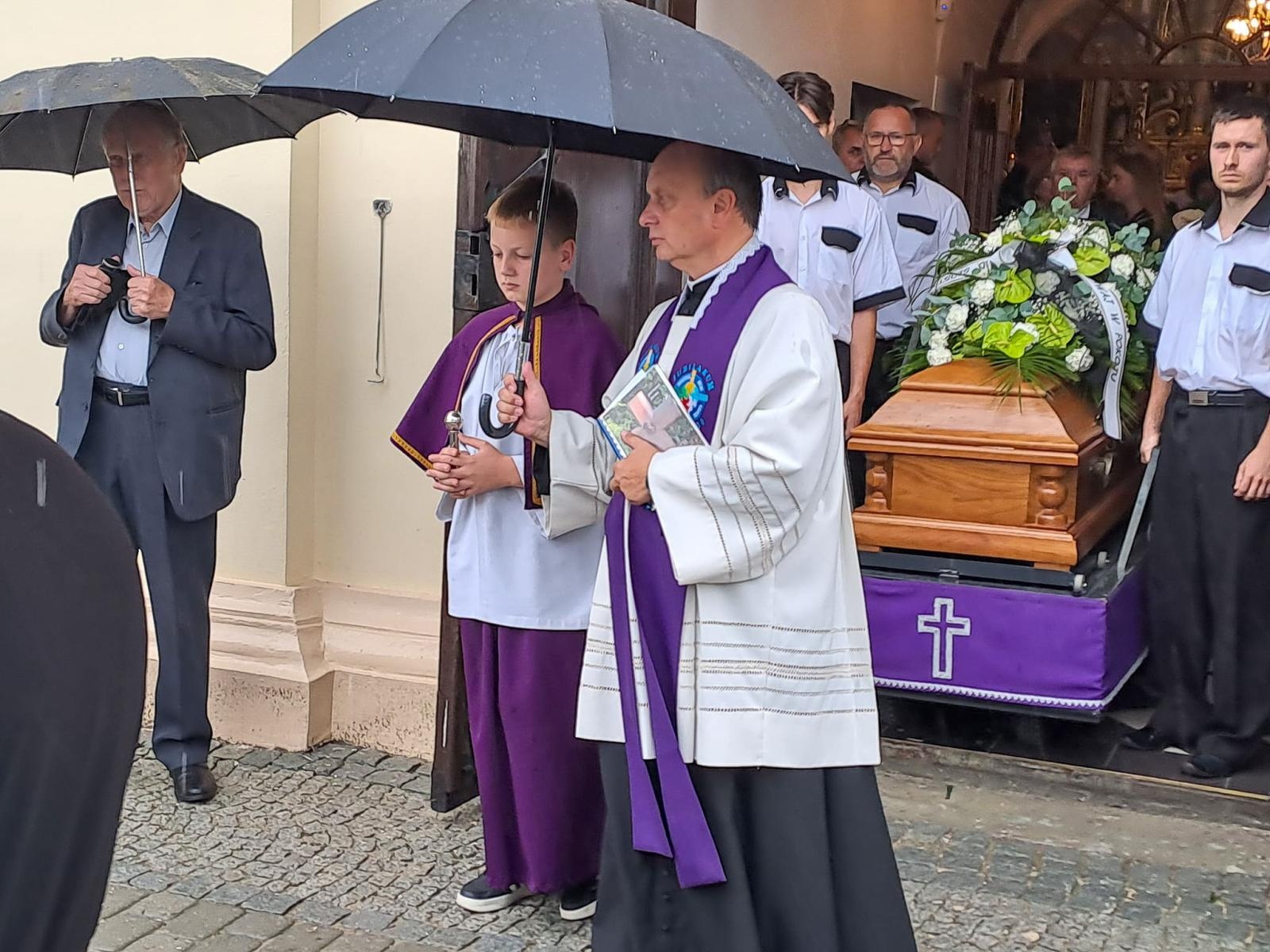 Zdjęcie w galerii na portalu naszraciborz.pl: Ostatnie pożegnanie Artura Krzykały – samorządowca, działacza na rzecz środowiska niepełnosprawnych, pasjonata futbolu [WIDEO] wiadomości z regionu