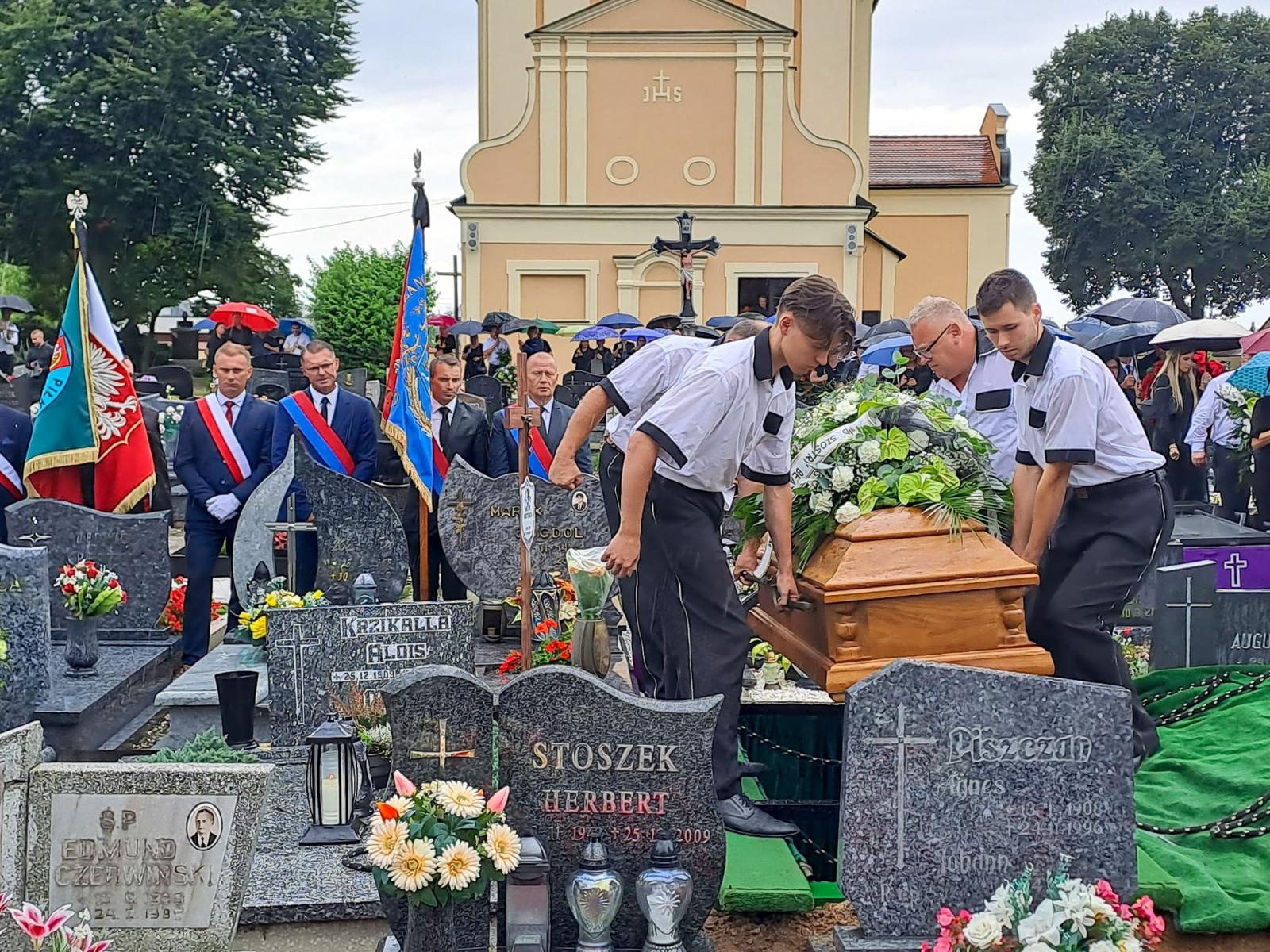 Zdjęcie w galerii na portalu naszraciborz.pl: Ostatnie pożegnanie Artura Krzykały – samorządowca, działacza na rzecz środowiska niepełnosprawnych, pasjonata futbolu [WIDEO] wiadomości z regionu