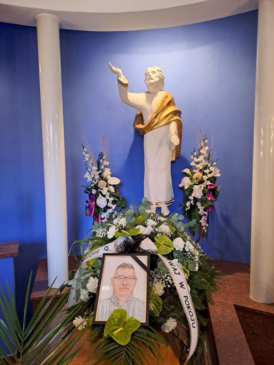 Zdjęcie w galerii na portalu naszraciborz.pl: Ostatnie pożegnanie Artura Krzykały – samorządowca, działacza na rzecz środowiska niepełnosprawnych, pasjonata futbolu [WIDEO] wiadomości z regionu