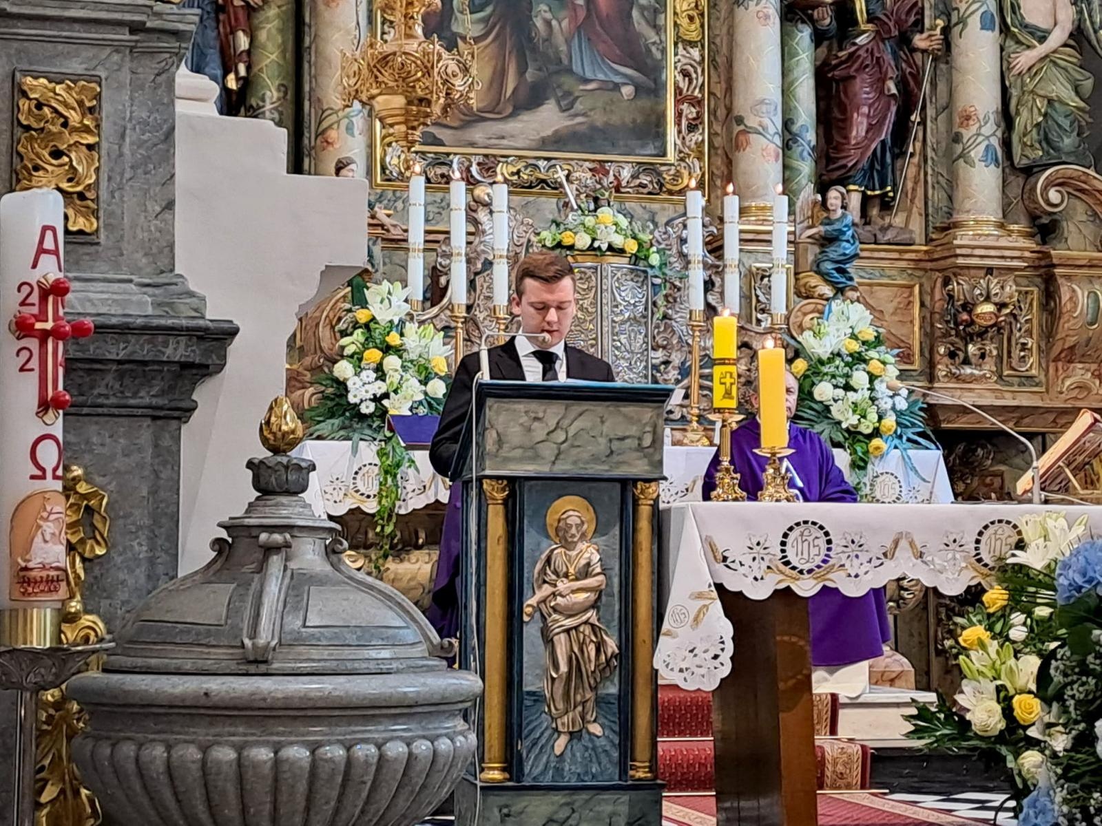 Zdjęcie w galerii na portalu naszraciborz.pl: Ostatnie pożegnanie Artura Krzykały – samorządowca, działacza na rzecz środowiska niepełnosprawnych, pasjonata futbolu [WIDEO] wiadomości z regionu