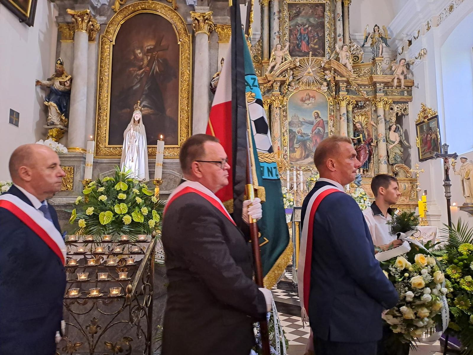 Zdjęcie w galerii na portalu naszraciborz.pl: Ostatnie pożegnanie Artura Krzykały – samorządowca, działacza na rzecz środowiska niepełnosprawnych, pasjonata futbolu [WIDEO] wiadomości z regionu