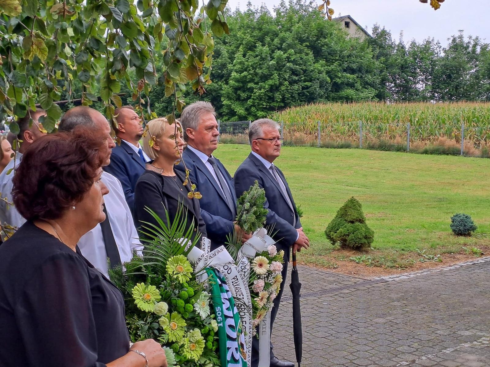 Zdjęcie w galerii na portalu naszraciborz.pl: Ostatnie pożegnanie Artura Krzykały – samorządowca, działacza na rzecz środowiska niepełnosprawnych, pasjonata futbolu [WIDEO] wiadomości z regionu
