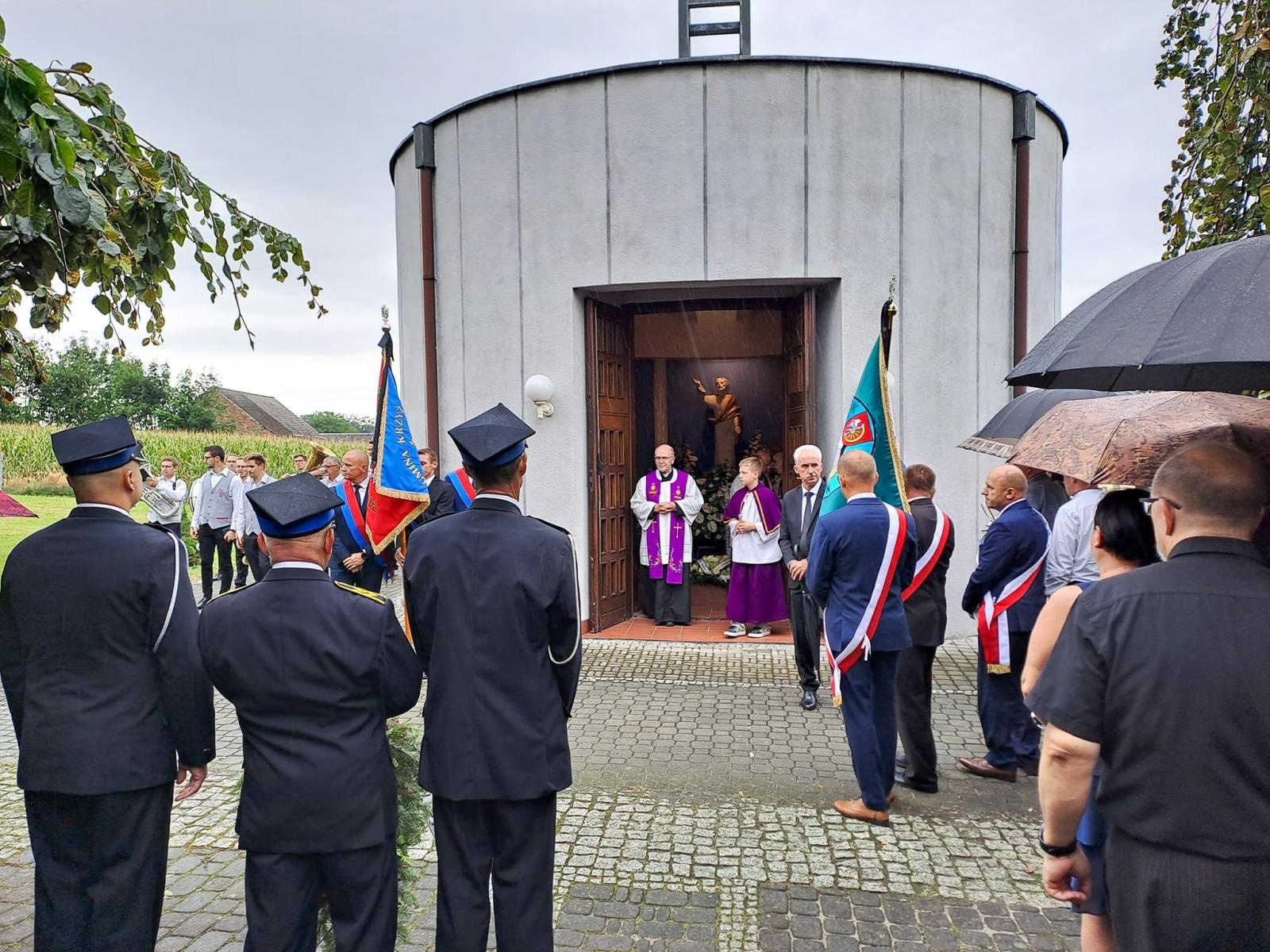 Zdjęcie w galerii na portalu naszraciborz.pl: Ostatnie pożegnanie Artura Krzykały – samorządowca, działacza na rzecz środowiska niepełnosprawnych, pasjonata futbolu [WIDEO] wiadomości z regionu