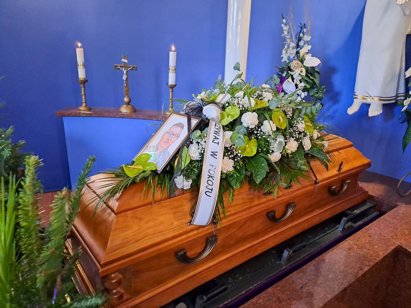 Zdjęcie w galerii na portalu naszraciborz.pl: Ostatnie pożegnanie Artura Krzykały – samorządowca, działacza na rzecz środowiska niepełnosprawnych, pasjonata futbolu [WIDEO] wiadomości z regionu