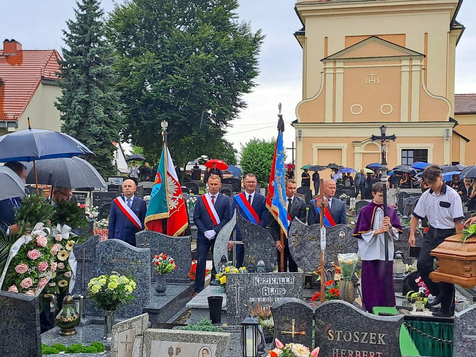 Zdjęcie w galerii na portalu naszraciborz.pl: Ostatnie pożegnanie Artura Krzykały – samorządowca, działacza na rzecz środowiska niepełnosprawnych, pasjonata futbolu [WIDEO] wiadomości z regionu