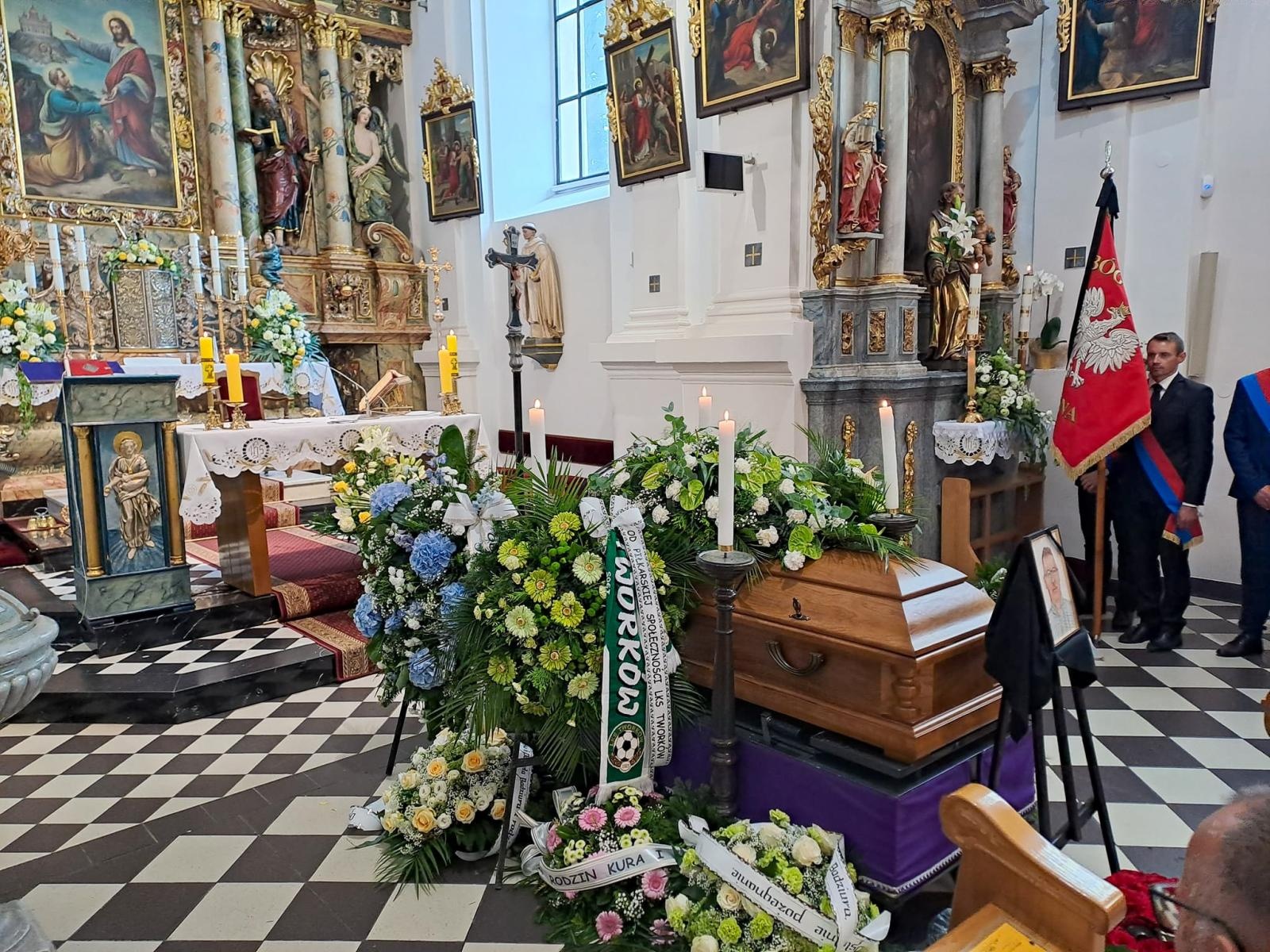 Zdjęcie w galerii na portalu naszraciborz.pl: Ostatnie pożegnanie Artura Krzykały – samorządowca, działacza na rzecz środowiska niepełnosprawnych, pasjonata futbolu [WIDEO] wiadomości z regionu