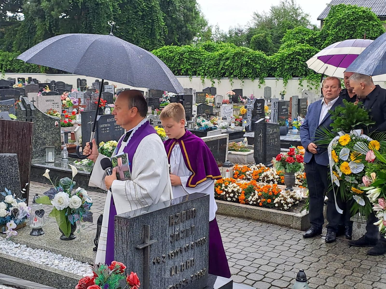 Zdjęcie w galerii na portalu naszraciborz.pl: Ostatnie pożegnanie Artura Krzykały – samorządowca, działacza na rzecz środowiska niepełnosprawnych, pasjonata futbolu [WIDEO] wiadomości z regionu