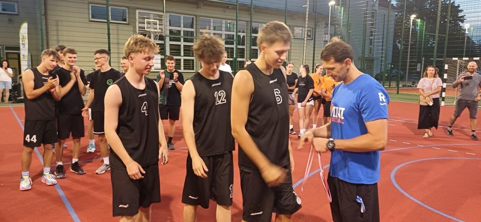 Zdjęcie w galerii na portalu naszraciborz.pl: Trzy na trzy. Turniej koszykówki na Ocicach wiadomości z regionu