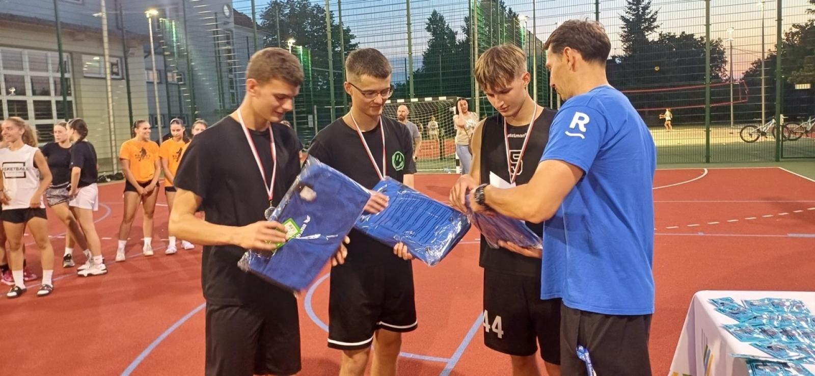 Zdjęcie w galerii na portalu naszraciborz.pl: Trzy na trzy. Turniej koszykówki na Ocicach wiadomości z regionu