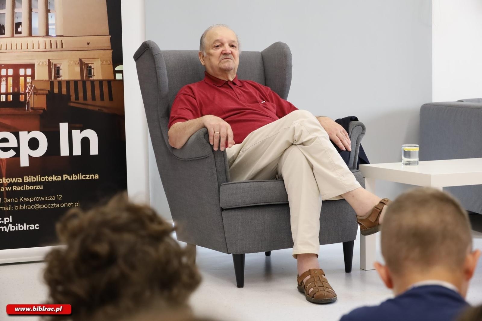 Zdjęcie w galerii na portalu naszraciborz.pl: Legenda polskiego futbolu z wizytą w raciborskiej bibliotece wiadomości z regionu