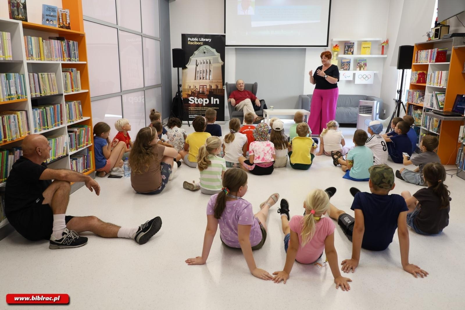 Zdjęcie w galerii na portalu naszraciborz.pl: Legenda polskiego futbolu z wizytą w raciborskiej bibliotece wiadomości z regionu