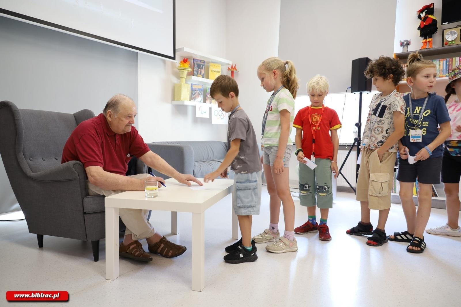Zdjęcie w galerii na portalu naszraciborz.pl: Legenda polskiego futbolu z wizytą w raciborskiej bibliotece wiadomości z regionu
