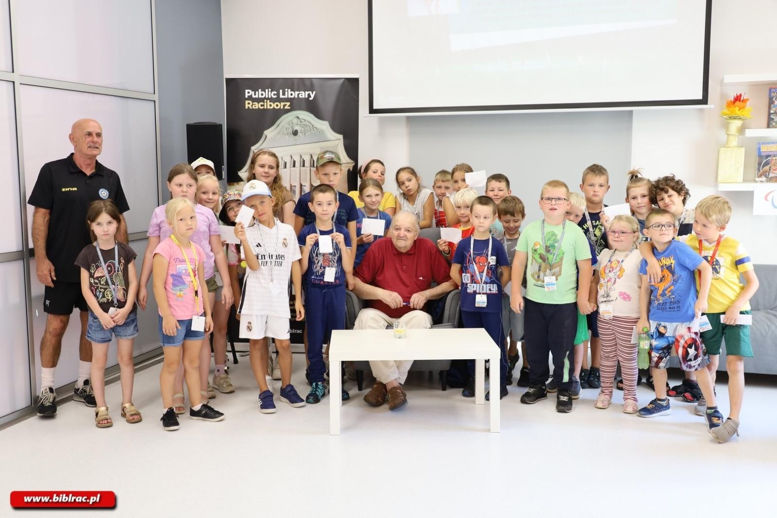 Zdjęcie w galerii na portalu naszraciborz.pl: Legenda polskiego futbolu z wizytą w raciborskiej bibliotece wiadomości z regionu