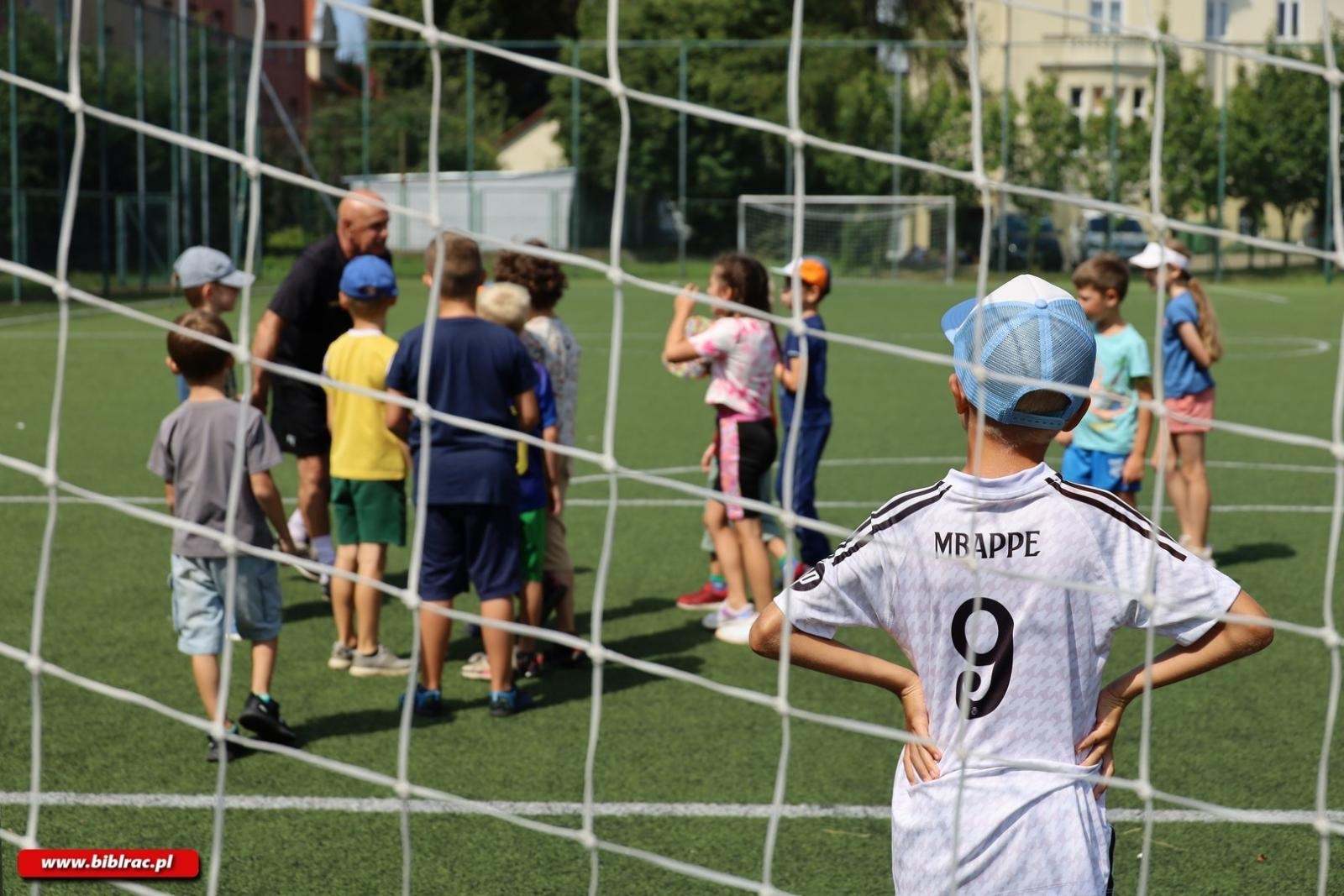 Zdjęcie w galerii na portalu naszraciborz.pl: Legenda polskiego futbolu z wizytą w raciborskiej bibliotece wiadomości z regionu